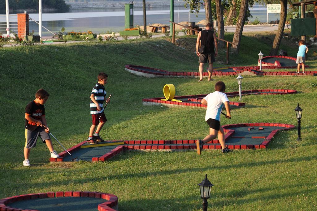 Hotel Danubia Park Veliko Gradiste Bagian luar foto